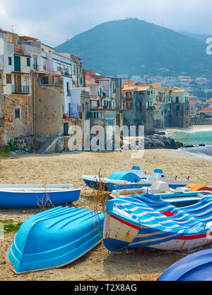 Bateaux sur la plage de sable dans la vieille ville de Cefalu en Sicile, Italie Banque D'Images