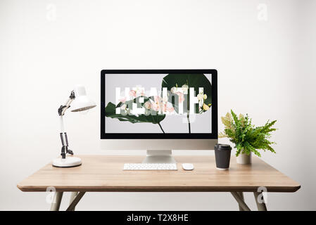 Ordinateur avec des feuilles vertes et la santé le lettrage sur moniteur sur un bureau en bois Banque D'Images