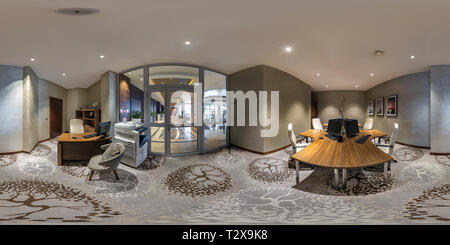 Vue panoramique à 360° de MINSK, BELARUS - AOÛT, 2017 : Panorama sphérique transparente complète 360 degrés dans l'intérieur de la salle informatique pour les hommes d'élite moderne hôtel. 360 pano