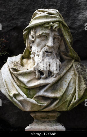 Le buste de marbre représentant l'hiver se dresse contre un mur de pierre à l'ombre de la Pergola, au Biltmore Estate à Asheville, NC, USA Banque D'Images