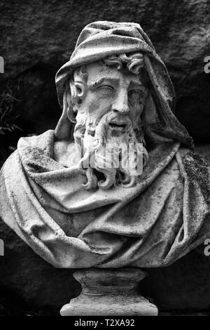 Le buste de marbre représentant l'hiver se dresse contre un mur de pierre à l'ombre de la Pergola, au Biltmore Estate à Asheville, NC, USA Banque D'Images