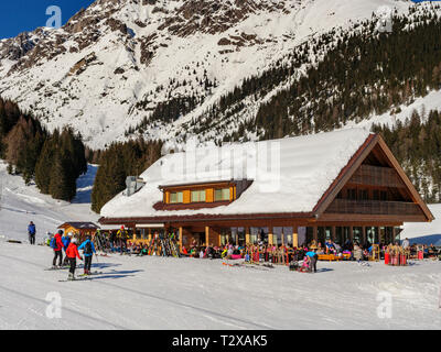 Sports d'hiver, alp Untermarkter Alm, ski area Tröpolach 83, Imst, Tyrol, Autriche, Europe Banque D'Images