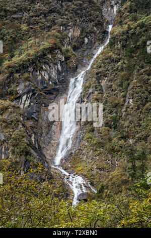 Cascade de la vallée, Quartier Tarina Gasa, le Snowman Trek, Bhoutan Banque D'Images