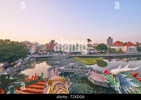 Kaohsiung, Taiwan - le 3 décembre 2018 : Les gens viennent au mérite au palais ou Cih Ji Sheng Bao Da Di temple à l'heure du coucher du soleil à district, Kaohsiung Zuoying ci Banque D'Images