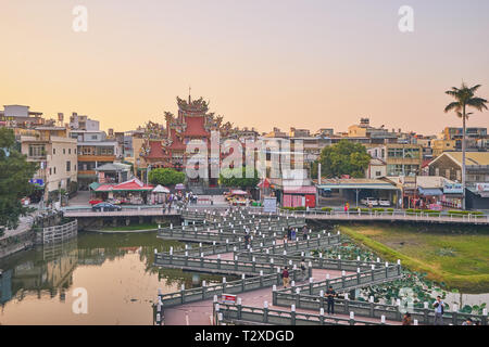 Kaohsiung, Taiwan - le 3 décembre 2018 : Les gens viennent au mérite au palais ou Cih Ji Sheng Bao Da Di temple à l'heure du coucher du soleil à district, Kaohsiung Zuoying ci Banque D'Images