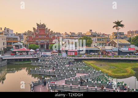 Kaohsiung, Taiwan - le 3 décembre 2018 : Les gens viennent au mérite au palais ou Cih Ji Sheng Bao Da Di temple à l'heure du coucher du soleil à district, Kaohsiung Zuoying ci Banque D'Images