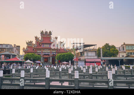 Kaohsiung, Taiwan - le 3 décembre 2018 : Les gens viennent au mérite au palais ou Cih Ji Sheng Bao Da Di temple à l'heure du coucher du soleil à district, Kaohsiung Zuoying ci Banque D'Images