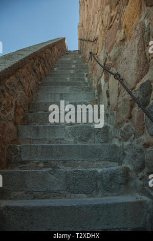 Escalier en briques de pierre montant vers un mur épais autour de la ville de Avila. Avec un imposant mur autour de la ville gothique en Espagne. Banque D'Images