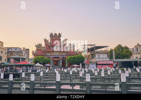 Kaohsiung, Taiwan - le 3 décembre 2018 : Les gens viennent au mérite au palais ou Cih Ji Sheng Bao Da Di temple à l'heure du coucher du soleil à district, Kaohsiung Zuoying ci Banque D'Images