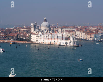 Vue de l'Isola di San Giorio d'entrée de Grand Canal, Venise, avec le Centre d'Art Contemporain Punta della Dogana et Chiesa di Santa Maria Banque D'Images
