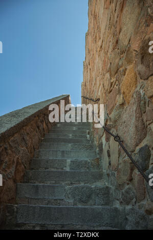 Escalier en briques de pierre montant vers un mur épais autour de la ville de Avila. Avec un imposant mur autour de la ville gothique en Espagne. Banque D'Images