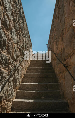 Escalier en briques de pierre montant vers un mur épais autour de la ville de Avila. Avec un imposant mur autour de la ville gothique en Espagne. Banque D'Images