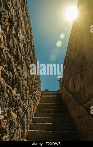 Escalier en briques de pierre montant vers un mur épais autour de la ville de Avila. Avec un imposant mur autour de la ville gothique en Espagne. Banque D'Images