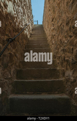 Escalier en briques de pierre montant vers un mur épais autour de la ville de Avila. Avec un imposant mur autour de la ville gothique en Espagne. Banque D'Images