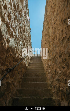 Escalier en briques de pierre montant vers un mur épais autour de la ville de Avila. Avec un imposant mur autour de la ville gothique en Espagne. Banque D'Images