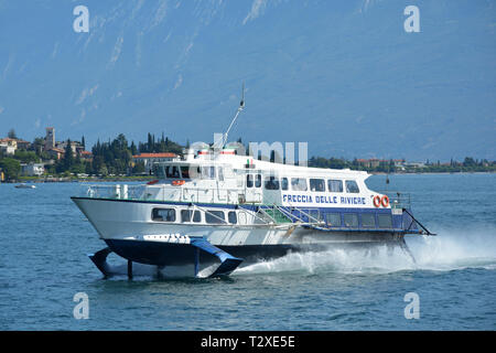 Ferry hydroptère sur le lac de Garde près de Gardone Riviera - Italie. Banque D'Images