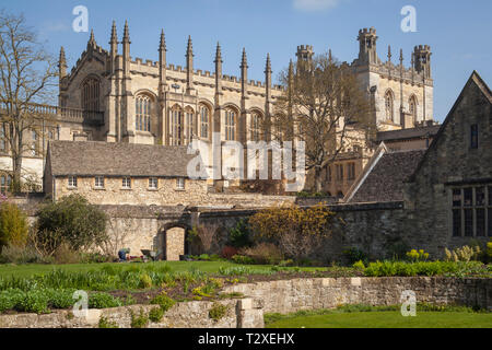 Un jardinier avec une brouette s'occupe de la Christ Church War Memorial avec jardin derrière la cathédrale Christ Church Banque D'Images