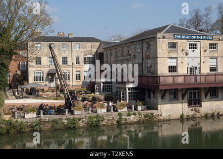 Le célèbre chef de la rivière Public House par Folly Bridge sur la Tamise à Oxford Banque D'Images