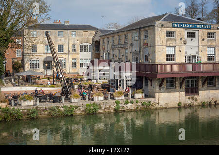 Le célèbre chef de la rivière Public House par Folly Bridge sur la Tamise à Oxford Banque D'Images