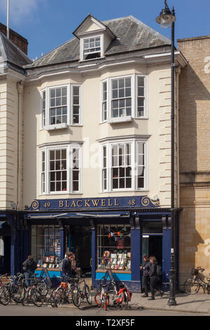 La longue Blackwell bookshop dans Broad Street, Oxford Banque D'Images