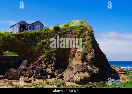 Blue Beach Hut au sommet d'une petite falaise à Hope Cove sous le soleil d'été. South Hams, Devon, UK. Banque D'Images