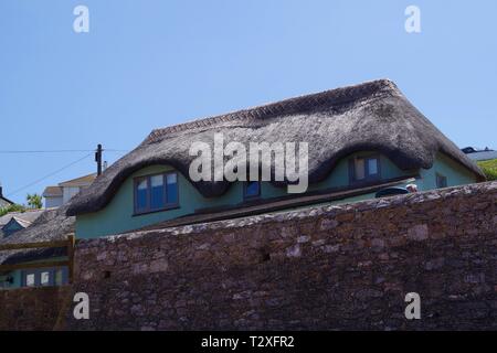 Chalet de pêche vert chaume sous le soleil d'été. Hope Cove, South Hams, Devon, UK. Banque D'Images