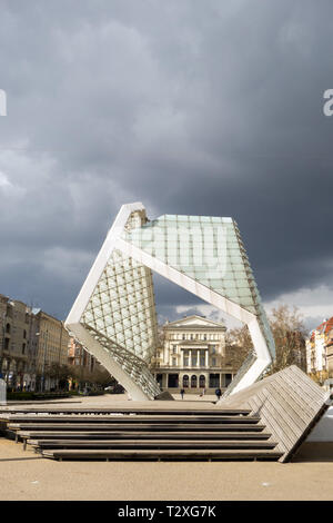 La construction d'un ancien théâtre Arkadia maintenant un book store et de l'office de tourisme vu à travers la fontaine de la liberté à travers la place de la liberté Poznan Banque D'Images