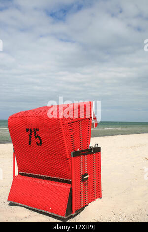 Chaise de plage en osier toit rouge sur la plage de la mer Baltique Banque D'Images