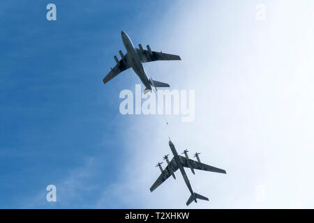 Air tanker Iliouchine IL-78 et bombardiers stratégiques Tu-95 'Bear' simuler le ravitaillement en vol au défilé de la Victoire dans la seconde guerre mondiale. Les avions russes Banque D'Images