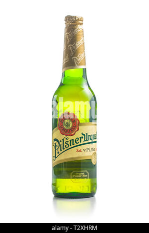 La bière Pilsner Urquell bouteille isolé sur fond blanc. Pilsner Urquell est une bière tchèque. Banque D'Images