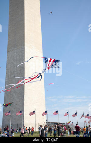 Les enfants et les adultes avec des cerfs-volants sur le National Mall à Washington DC Banque D'Images