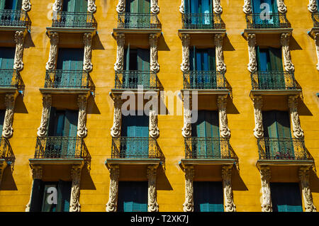 Immeuble ancien avec façade colorée et windows avec balustrade en fer à Madrid. Capitale de l'Espagne avec dynamisme et vie culturelle intense. Banque D'Images