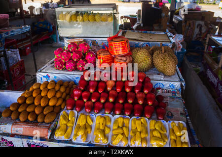 Variété de produits frais, fruits tropicaux et colorés empilés en tas sur le marché thaïlandais à Phuket Banque D'Images