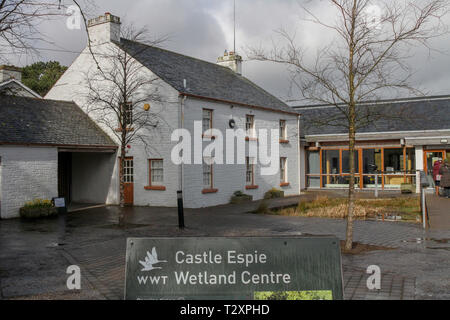 Deux personnes qui entrent dans l'entrée principale au WWT Château Espie Wetland Centre à Comber, comté de Down, Irlande du Nord. Banque D'Images