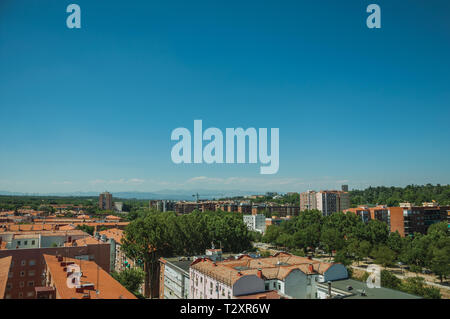 Les immeubles à appartements skyline vert entre les cimes des arbres dans la périphérie de Madrid. Capitale de l'Espagne avec dynamisme et vie culturelle intense. Banque D'Images