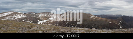 Vues de Braeriach Sgor Lochain Uaine, un cairn, Toul, The Devil's Point de Monadh Mor, parc national de Cairngorm, l'Ecosse Banque D'Images