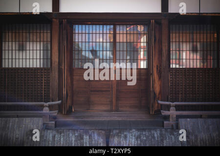 Porte en bois traditionnel au Sanctuaire Fushimi Inari à Kyoto, Japon Banque D'Images