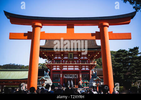 Les touristes à un grand Torii de Fushimi Inari Shrine in Kyoto, Japon Banque D'Images