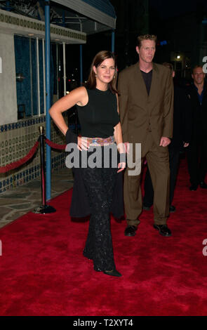 LOS ANGELES, CA. 01 août 2000 : l'actrice MARCIA GAY HARDEN & mari lors de la première mondiale, à Los Angeles, de son nouveau film Space Cowboys. Photo : Paul Smith/Featureflash Banque D'Images