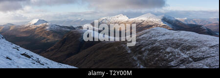 Un Aodainn Fraochaidh, Meall Beinn a' Bheithir et des pistes de Sgurr na h-Ulaidh, Ecosse Banque D'Images