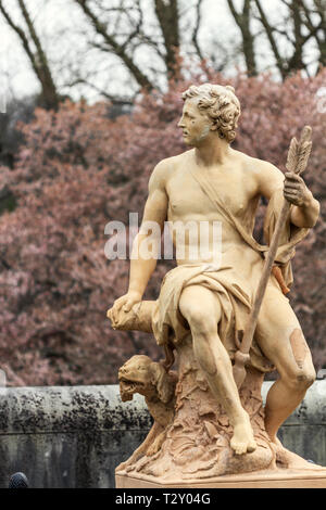 La statue d'Adonis regarde au loin, sur la terrasse sud de la Chambre de Biltmore à Asheville, NC, USA Banque D'Images