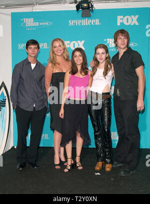 LOS ANGELES, CA. 06 août 2000 : Roswell stars Jason Behr (à gauche), Katherine Heigl, SHIRI APPLEBY, Majandra Delfino & BRENDAN FEHR aux Teen Choice Awards à Santa Monica, en Californie. Photo : Paul Smith/Featureflash Banque D'Images