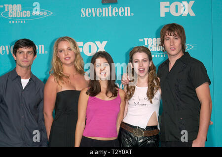 LOS ANGELES, CA. 06 août 2000 : Roswell stars Jason Behr (à gauche), Katherine Heigl, SHIRI APPLEBY, Majandra Delfino & BRENDAN FEHR aux Teen Choice Awards à Santa Monica, en Californie. Photo : Paul Smith/Featureflash Banque D'Images