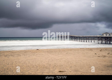 Crystal Pier et Mission Beach sur un matin de décembre. Banque D'Images