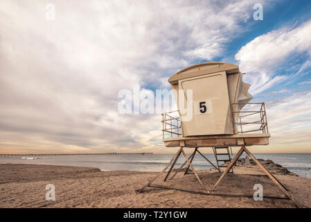 Lifeguard tower à Ocean Beach sur un matin de décembre. Banque D'Images