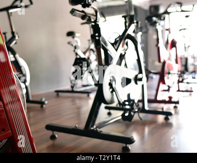 Spinning vélos d'aérobic à la salle de sport