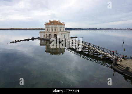 Chasse et pêche Borbonic Royal Lodge sur le lac Fusaro Banque D'Images