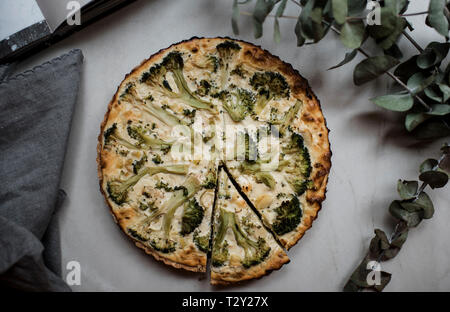 Le brocoli et le poireau tarte maison Banque D'Images