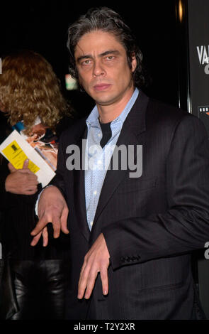 LOS ANGELES, CA. 14 décembre 2000 : l'Acteur Benicio DEL TORO au Los Angeles première de son nouveau film le trafic. © Paul Smith / Featureflash Banque D'Images