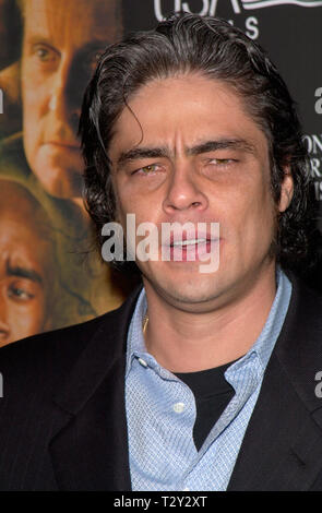 LOS ANGELES, CA. 14 décembre 2000 : l'Acteur Benicio DEL TORO au Los Angeles première de son nouveau film le trafic. © Paul Smith / Featureflash Banque D'Images